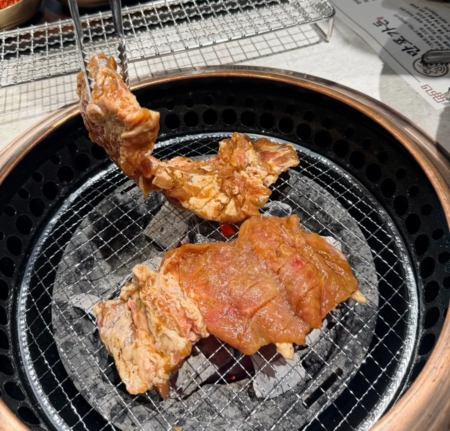 불판과 반찬이 놓인 만포가든 상차림