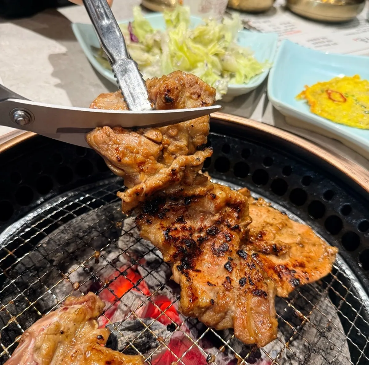 불판에 올린 한돈수제갈비 굽는 모습