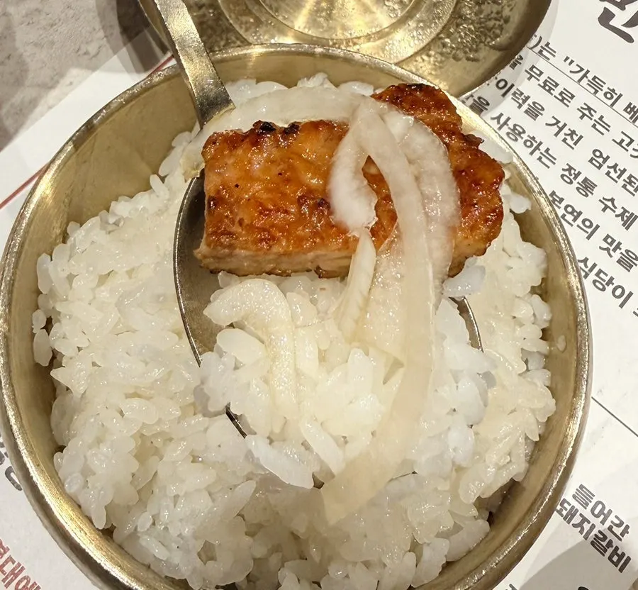 구운 갈비와 밑반찬을 함께 담은 접시
