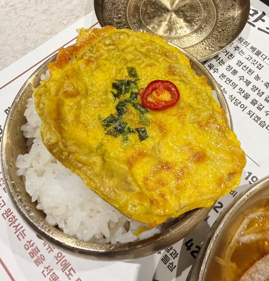 서비스로 나온 육전과 맛보기 육회