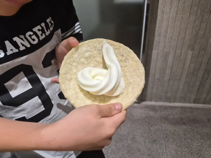 Soft-serve ice cream machine and puffed rice crackers
