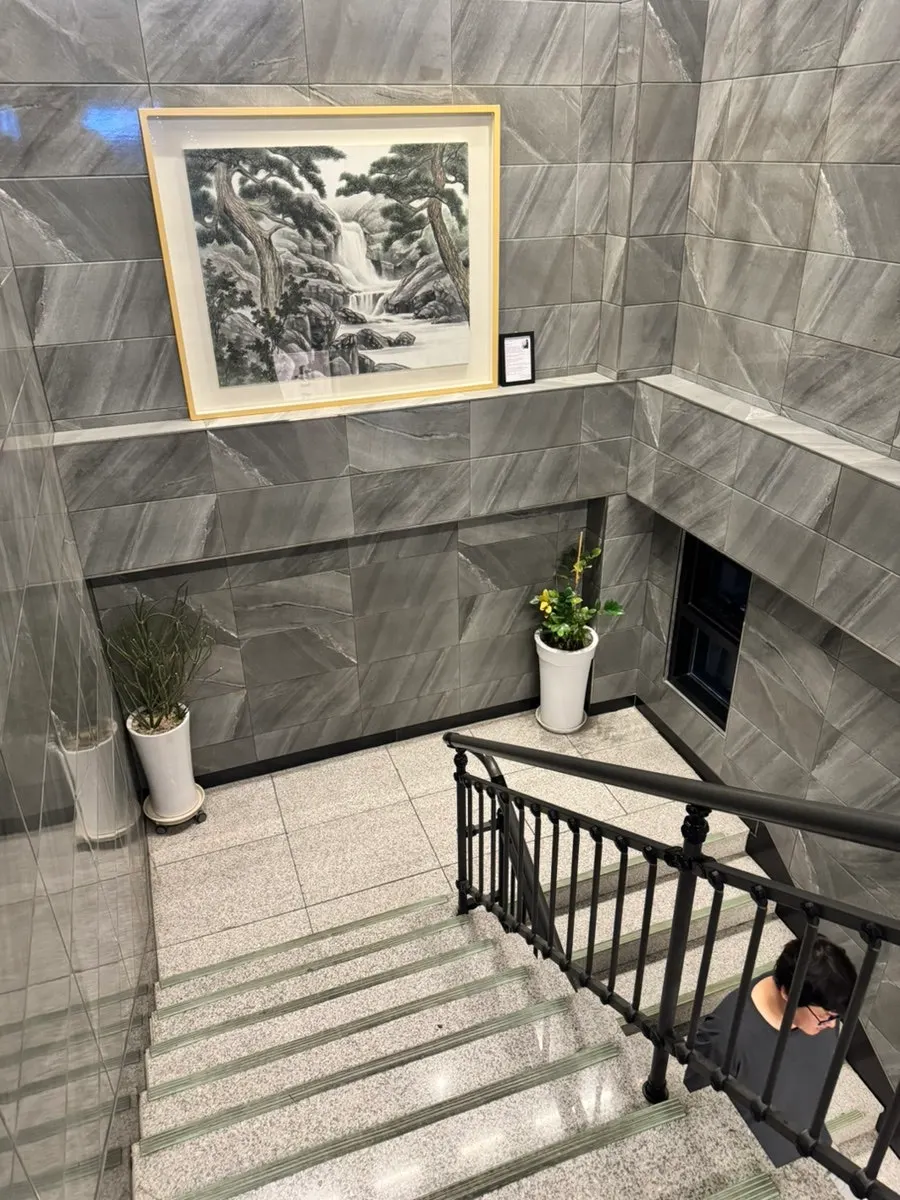 Interior before entering Manpo Garden's second floor