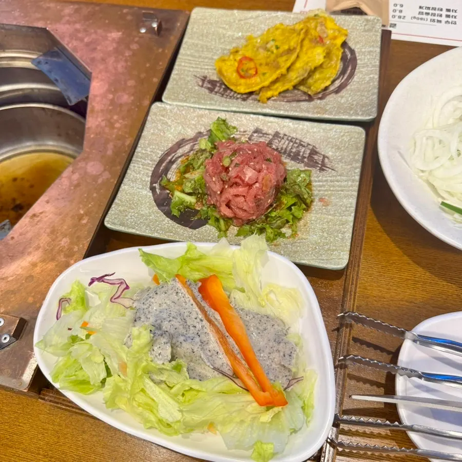 Basic side-dish table setting at Manpo Garden