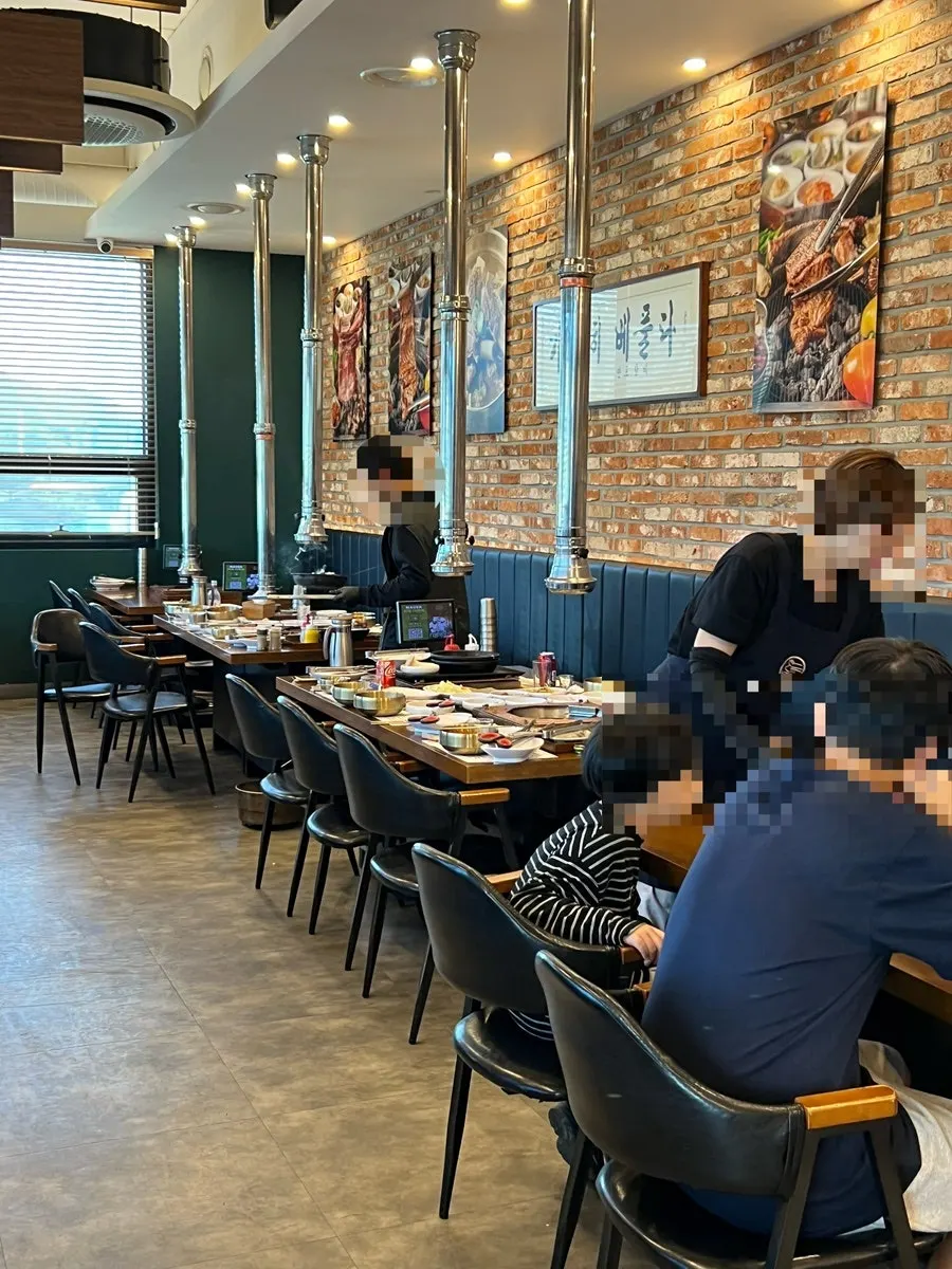 Fully packed first-floor dining hall on a weekday evening