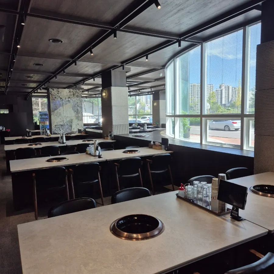 Spacious, clean dining hall inside Manpo Garden