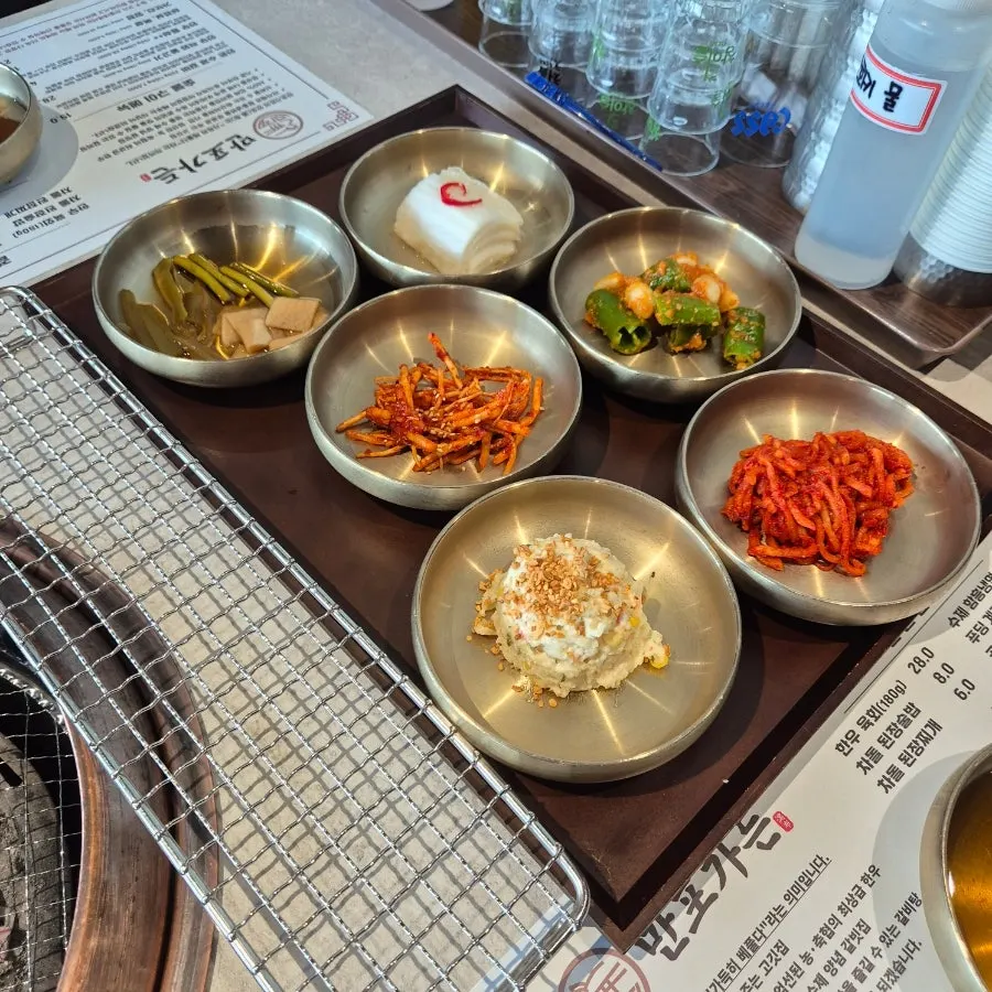 Neatly arranged basic side dishes