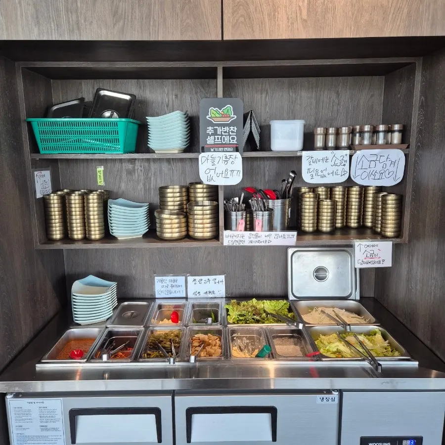 Self-service bar for side dishes