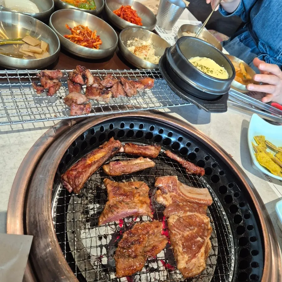 Fully grilled pork galbi served with side dishes