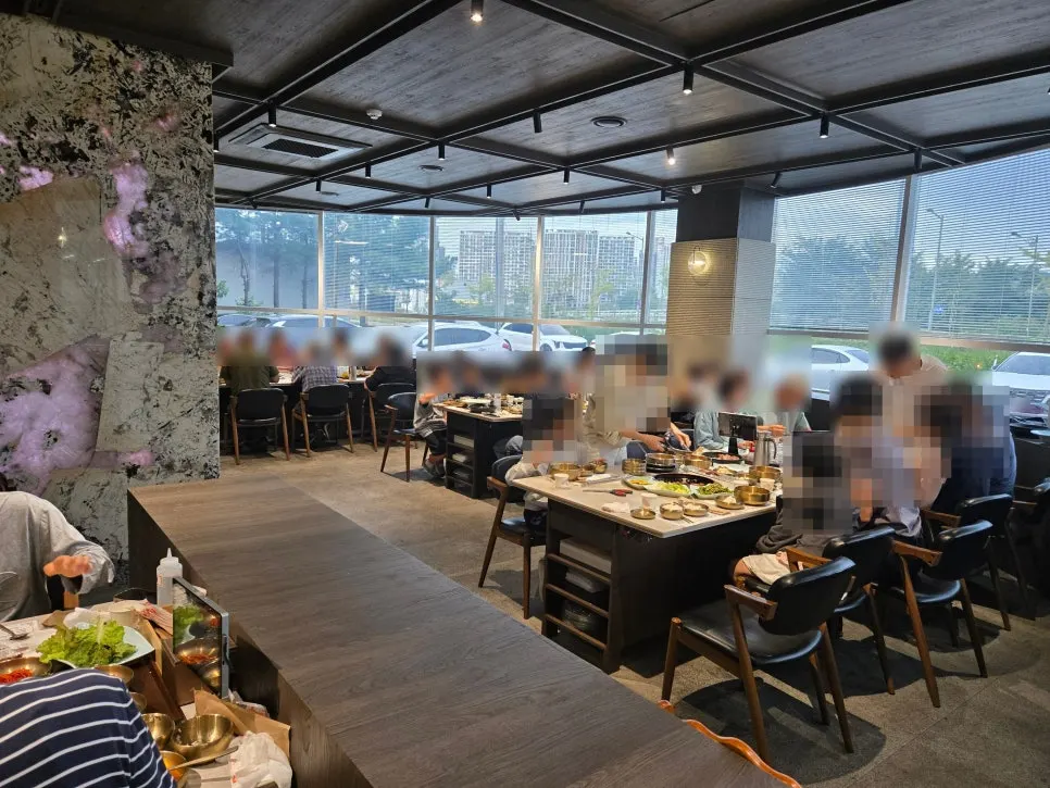 Manpo Garden dining hall lit with natural light through floor-to-ceiling windows