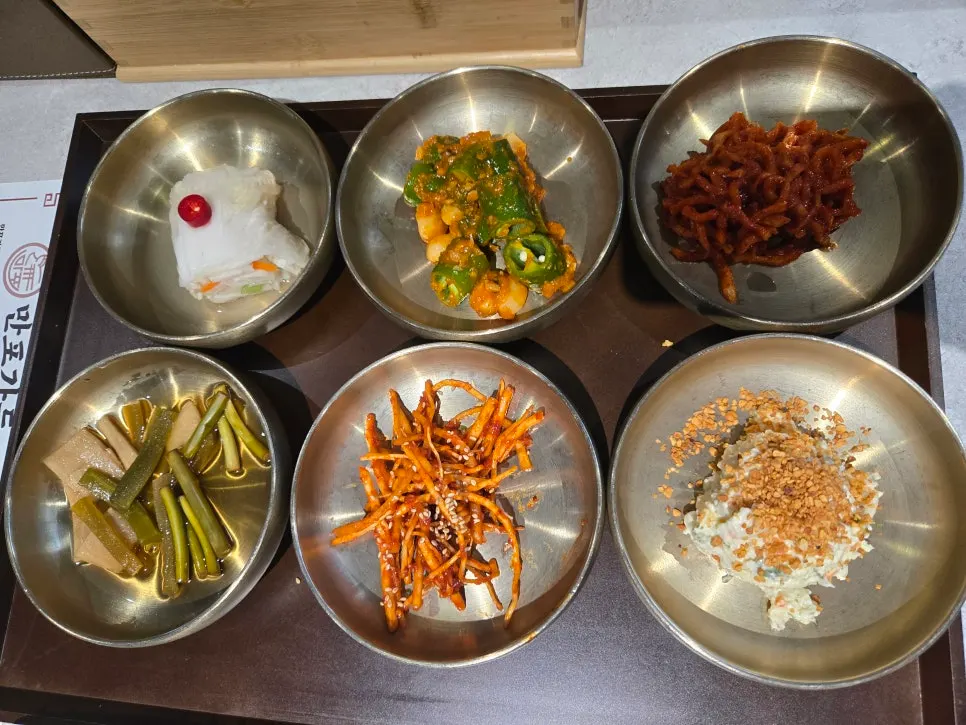 Manpo Garden's basic table setting in stainless steel bowls