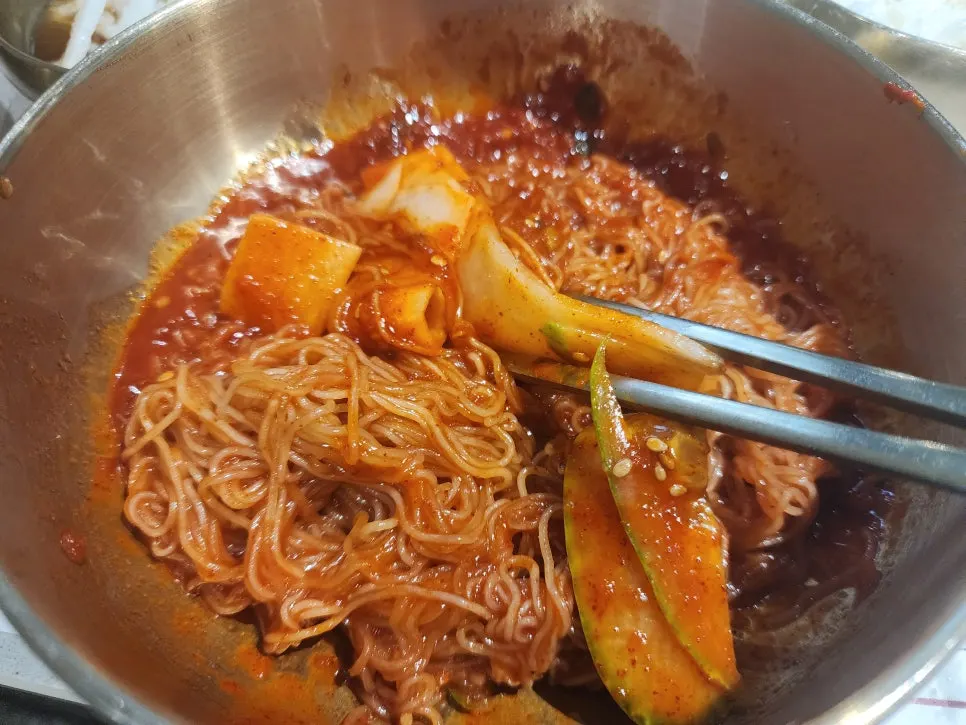 Free handmade Hamhung-style water and spicy mixed naengmyeon