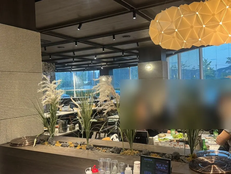테이블 간격이 여유로운 만포가든 좌석