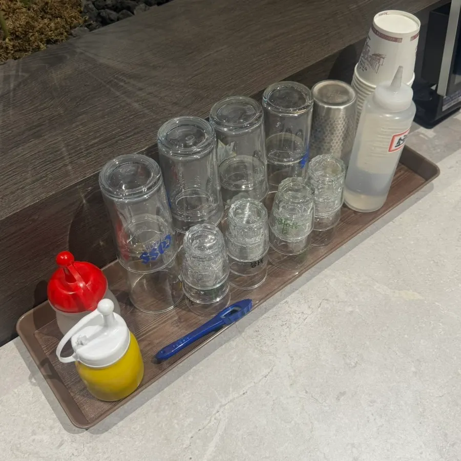주문용 태블릿과 자리마다 놓인 잔