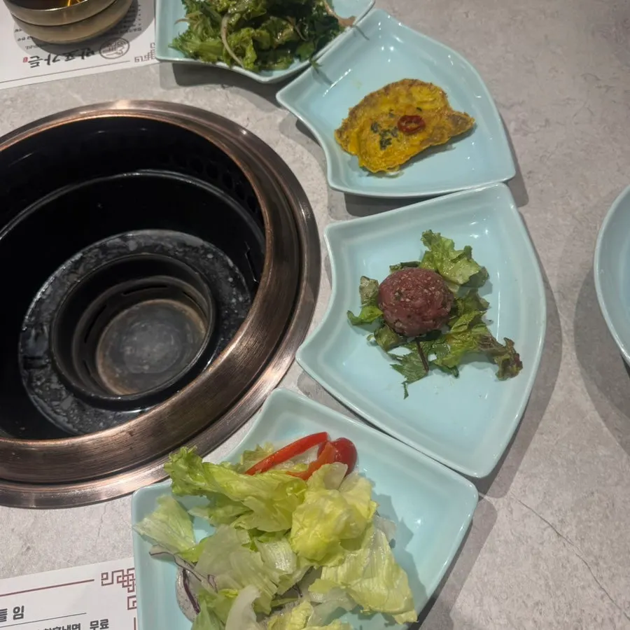 육회와 육전이 포함된 기본 반찬 접시