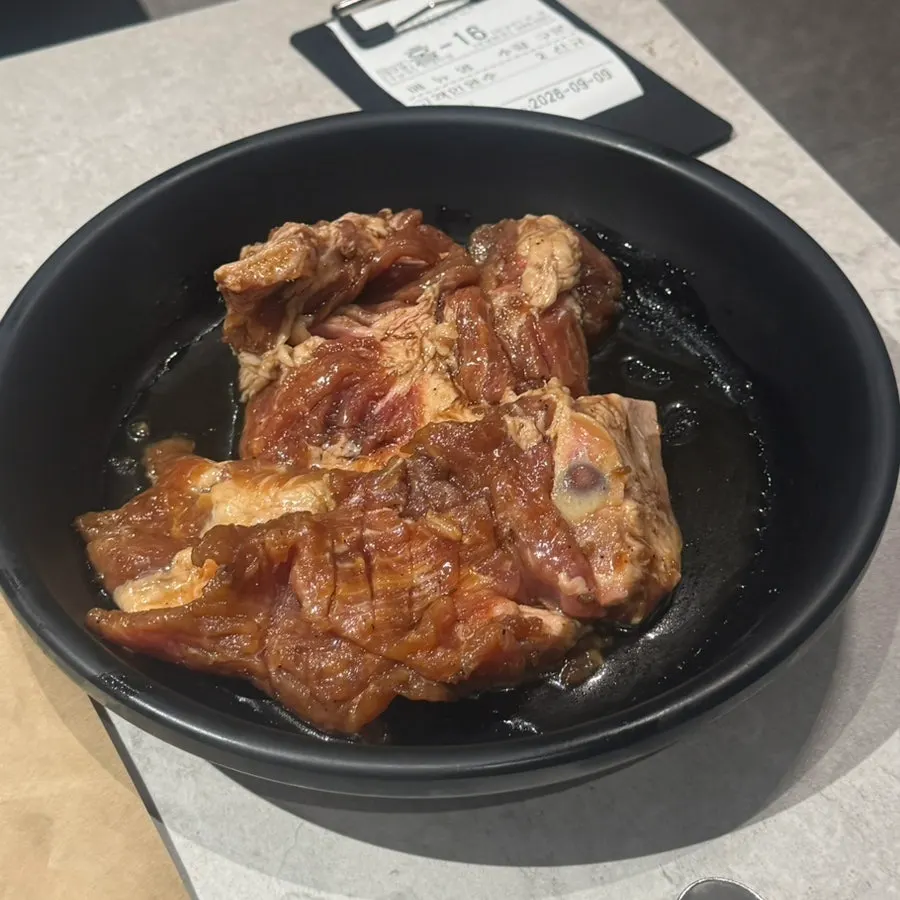 만포가든 돼지갈비 2인분 생고기 접시