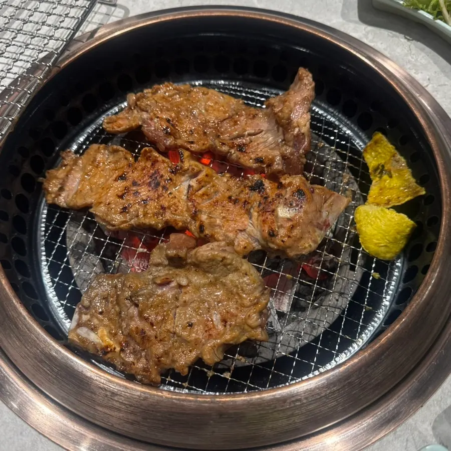 숯불 위에서 익어가는 돼지갈비