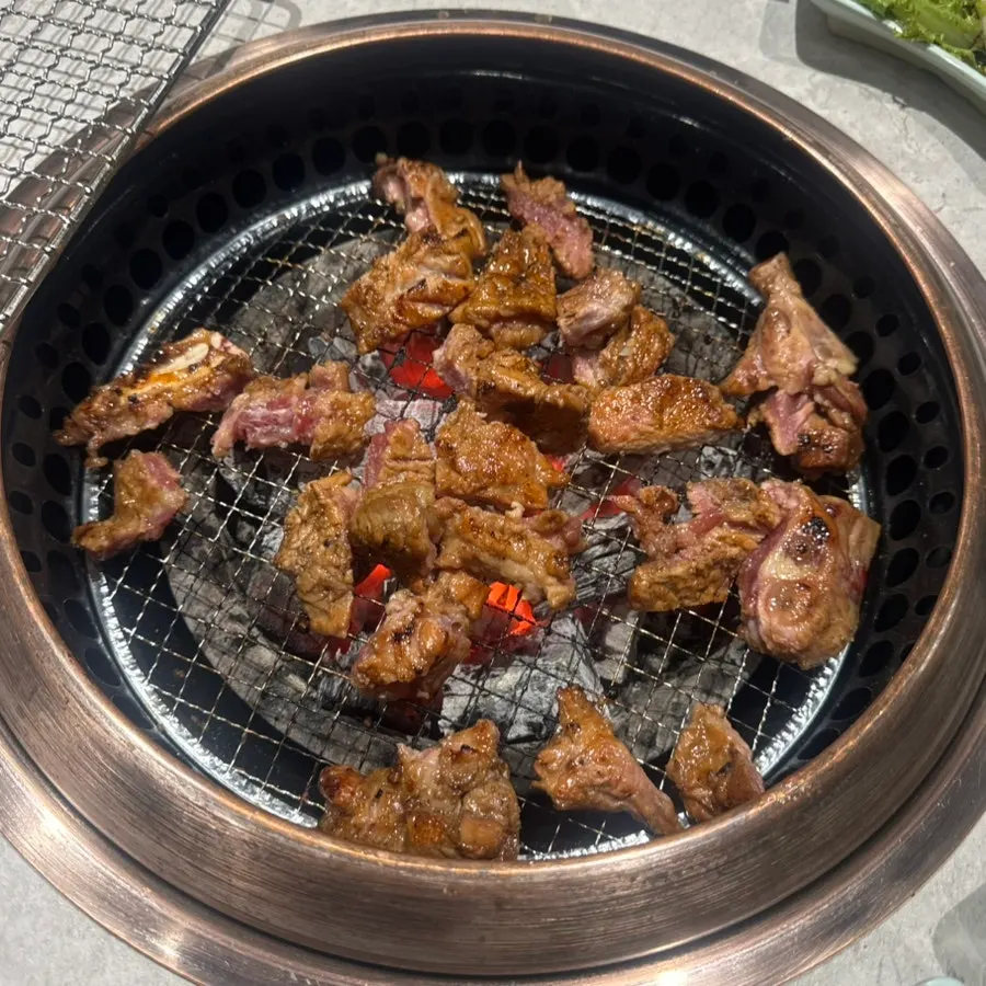 불판 사이드에 올려둔 육전과 갈비