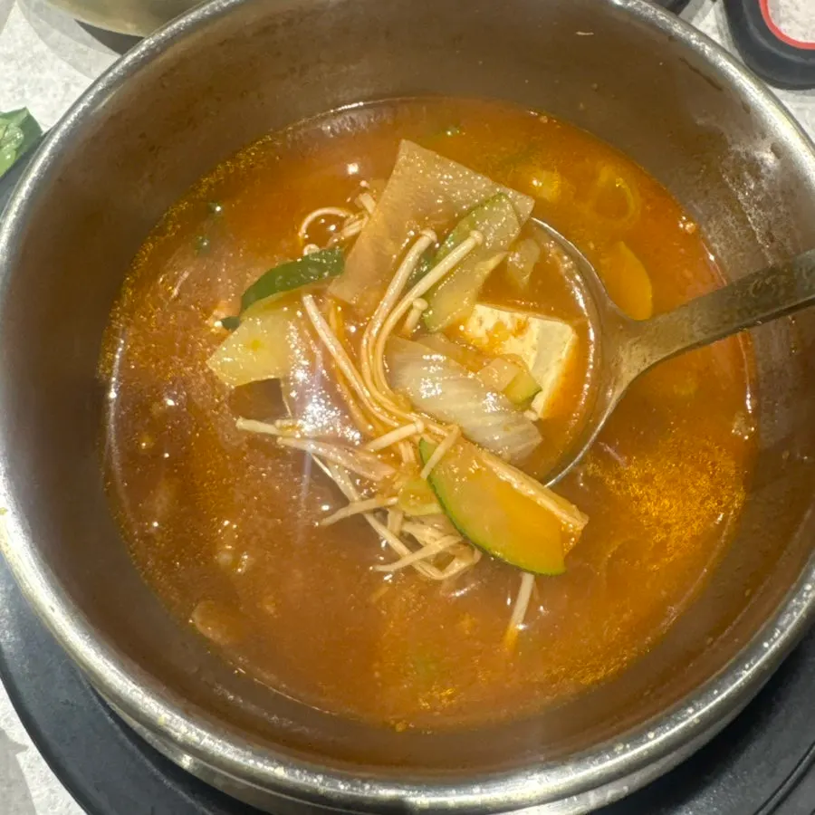 비벼낸 육회비빔밥 클로즈업