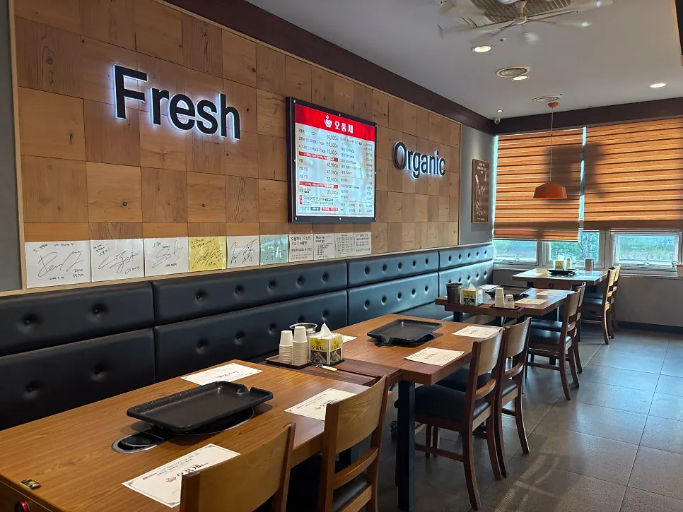 Spacious dining hall seating at Opumchae Goeup Main Branch