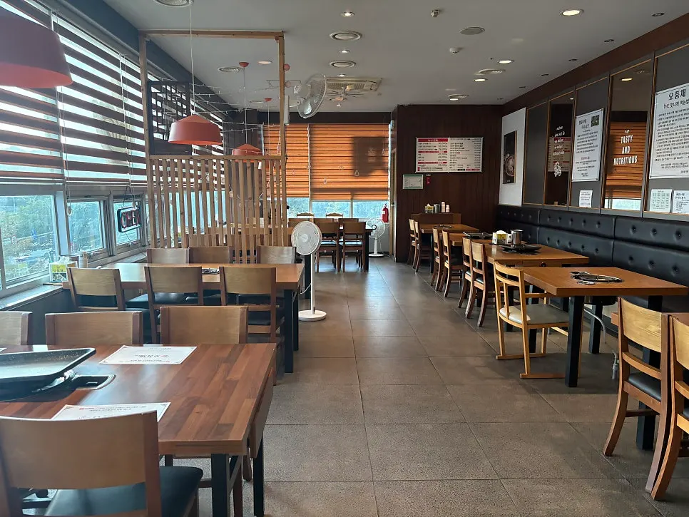 Generously spaced tables at Opumchae