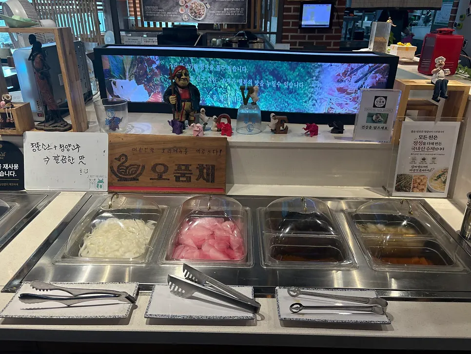 Wrap vegetables and side dishes on the self-bar