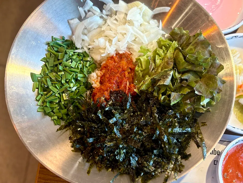 Opumchae self-cooked fried rice being stir-fried on the grill
