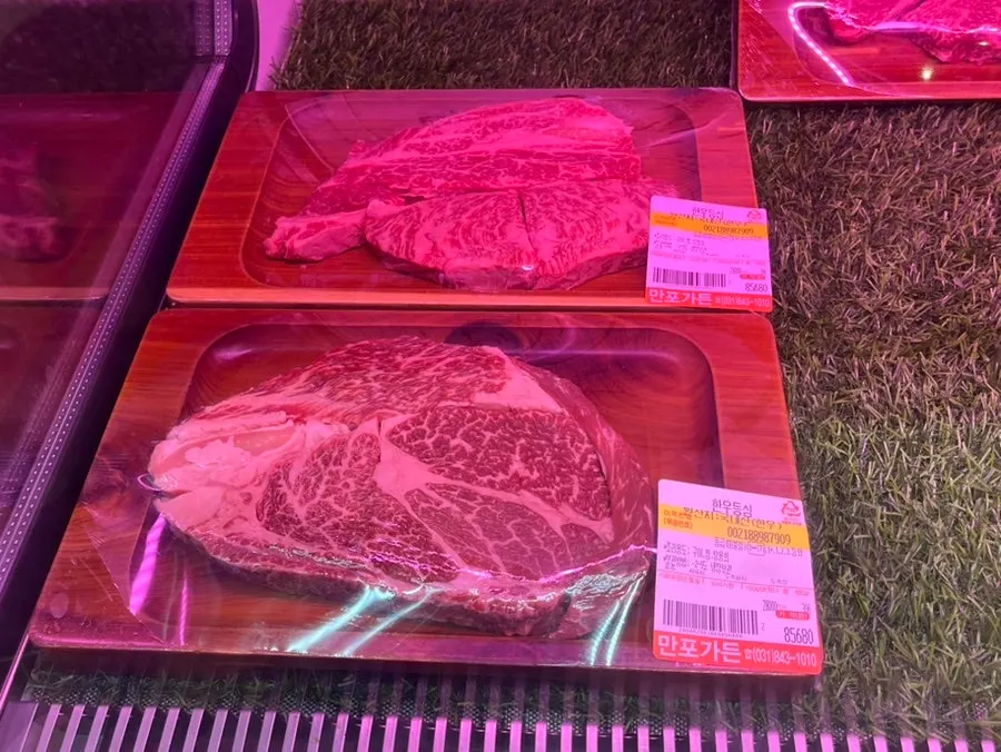진열대에 놓인 생고기와 가격표