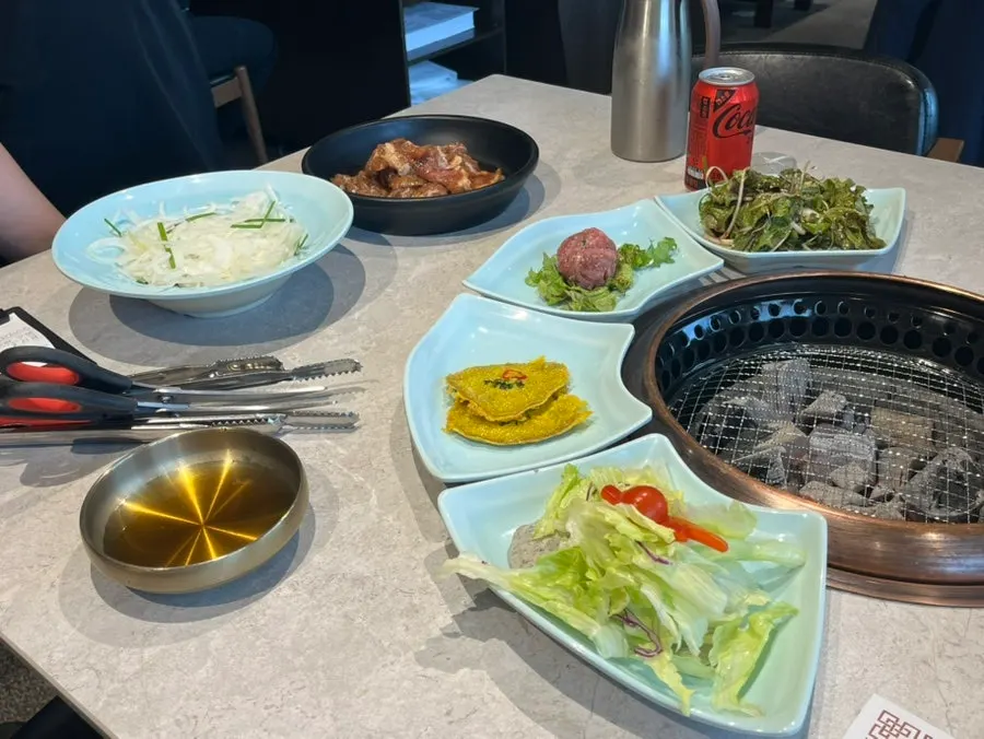 육회와 육전이 포함된 만포가든 기본 한 상