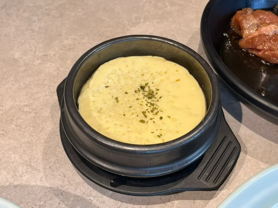 주문한 고기와 푸딩 계란찜이 나온 상차림