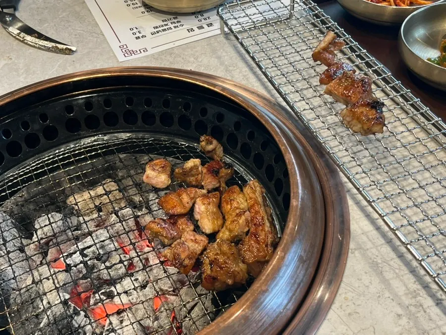 숯불에 구워지는 한돈 수제갈비