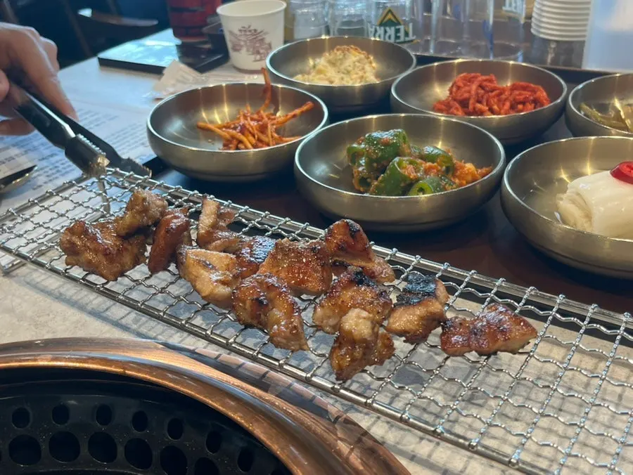 철판에 옮겨 놓은 구운 돼지갈비