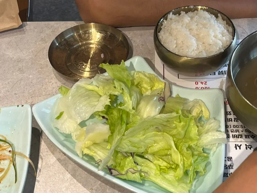 계란찜과 비빔냉면, 돼지갈비를 함께 담은 접시