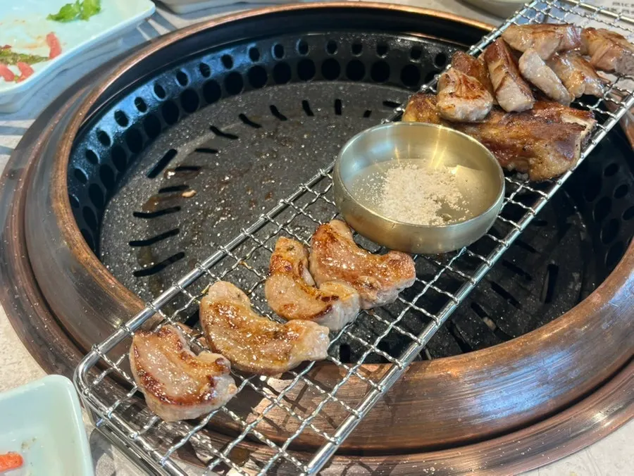전용 불판에 구워지는 가브리살 1인분