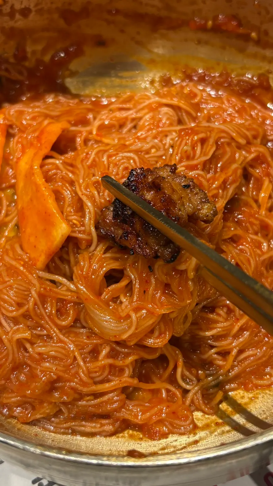 양파절임과 함께 먹는 갈비 한 점