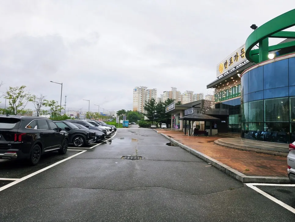 연통 없이 트인 만포가든 고기 테이블