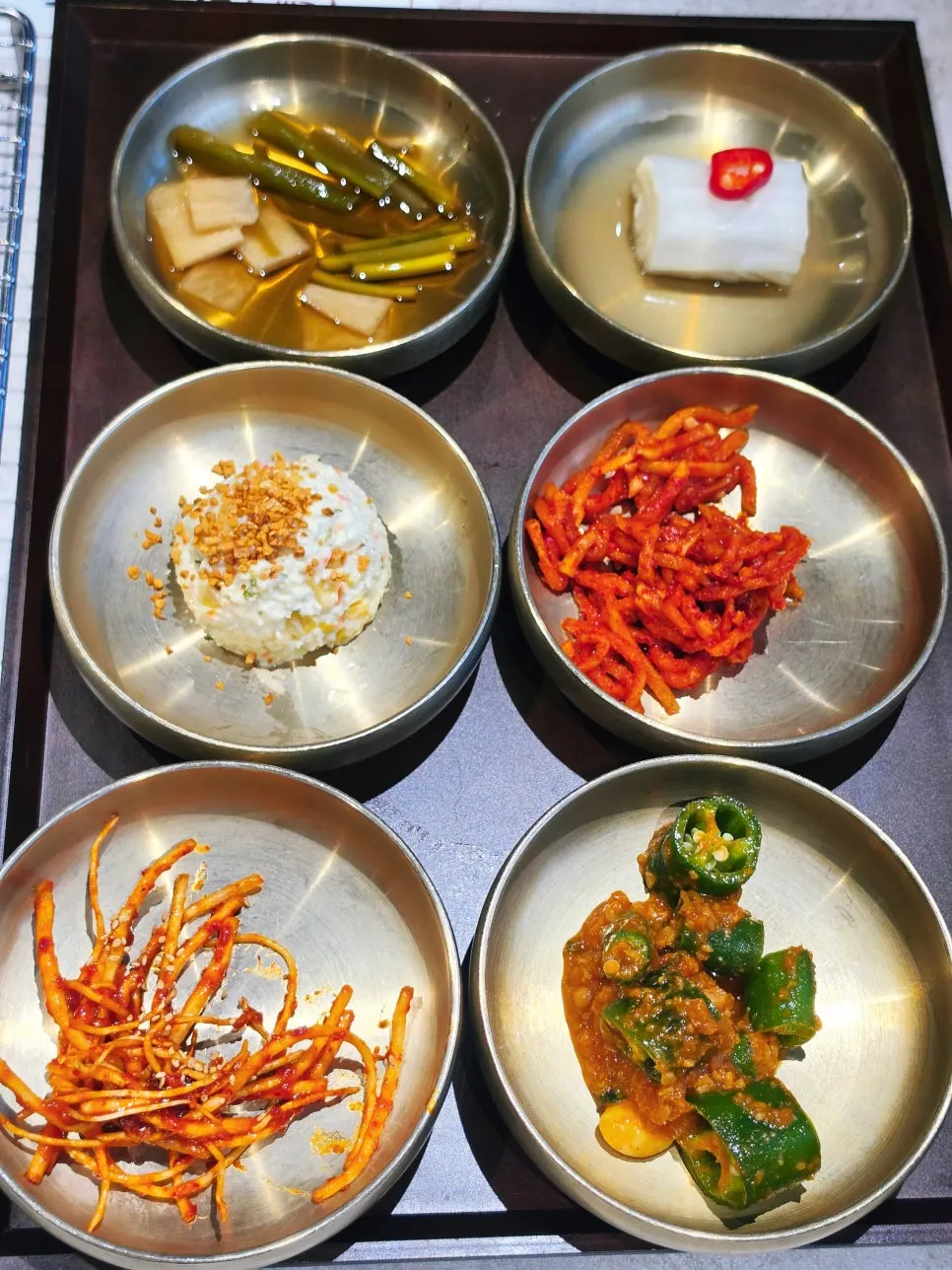밑반찬으로 나온 육전과 샐러드