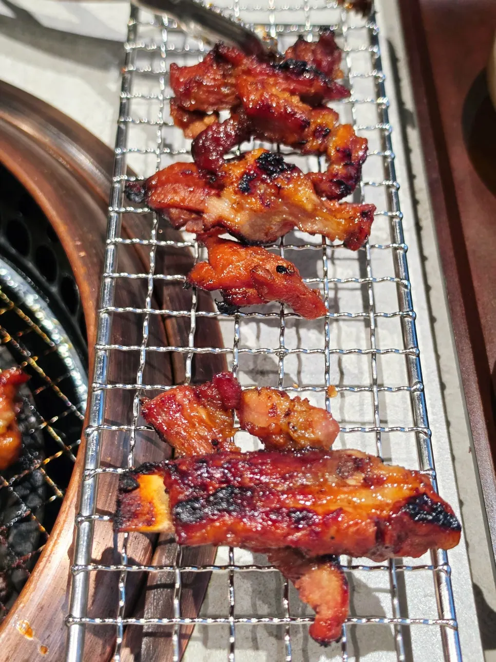 구워진 만포가든 양념갈비 클로즈업