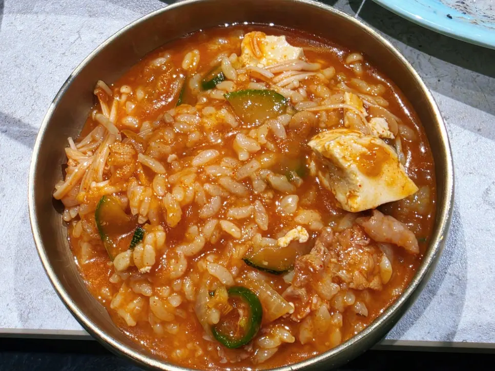 갈비와 된장술밥이 함께 놓인 식탁