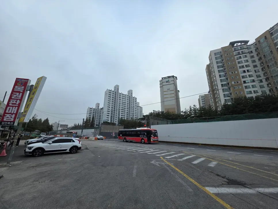 Street view around Air Salon near the apartment complexes