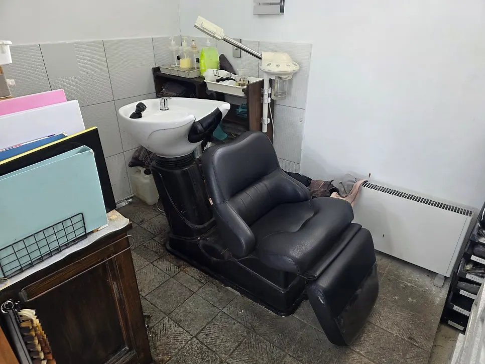 Salon service area after the lighting renovation