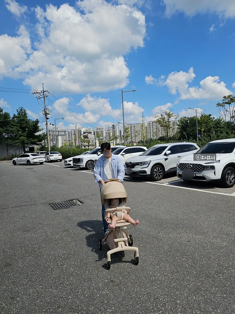 Manpo Garden building and parking lot view