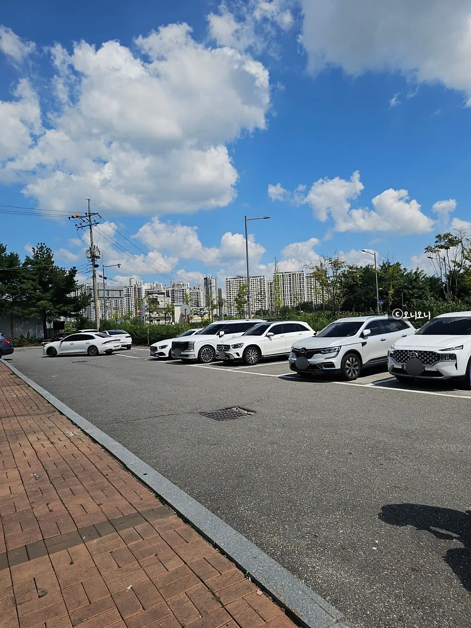 Large parking lot in front of Manpo Garden