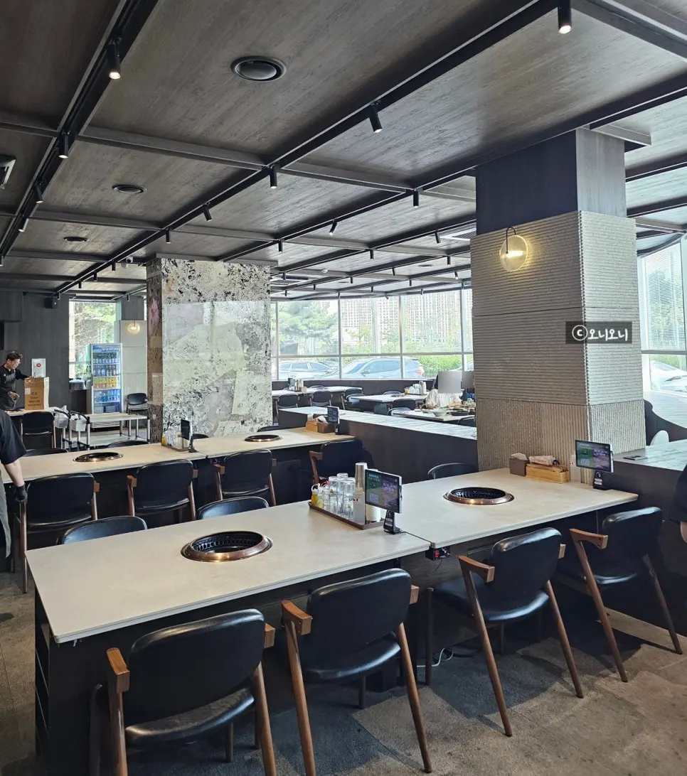 Spacious and clean interior hall of Manpo Garden