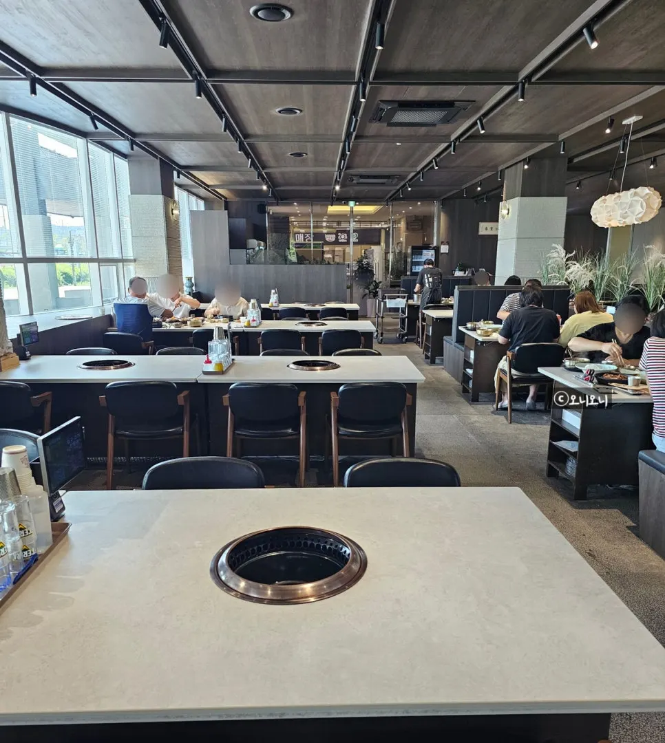 Manpo Garden seating with wide table spacing