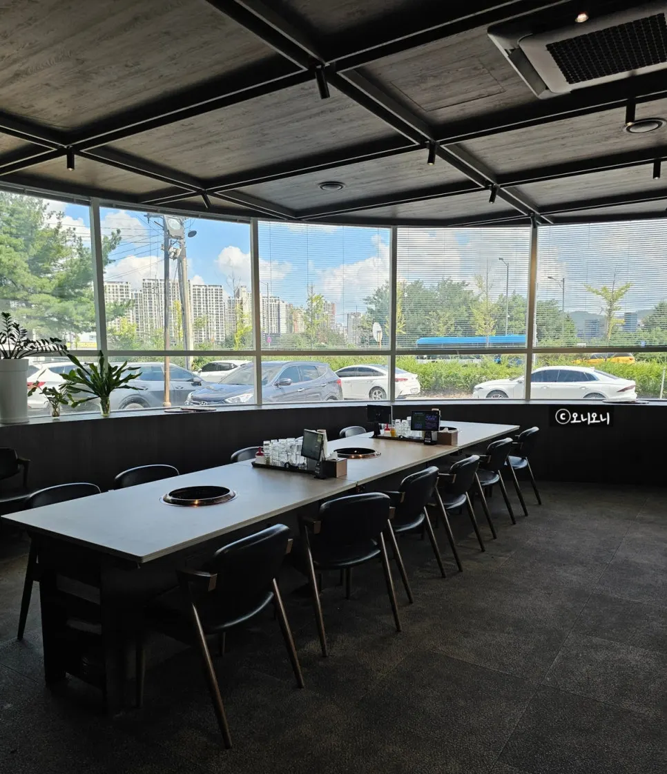 Inner seat at Manpo Garden with floor-to-ceiling windows