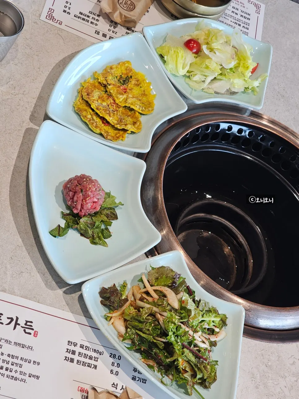 Table of basic side dishes at Manpo Garden