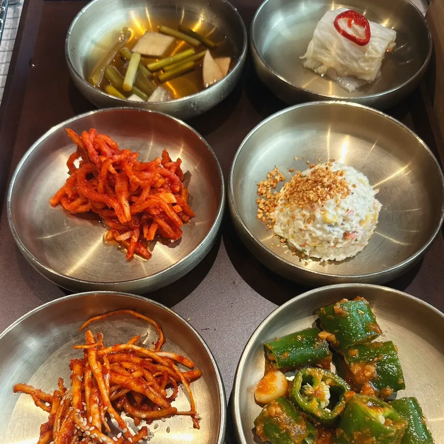 A full table of Manpo Garden's various basic banchan