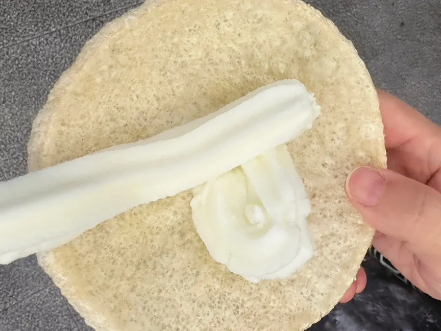 Ppeong-seukeurim, ice cream on top of a puffed rice cracker