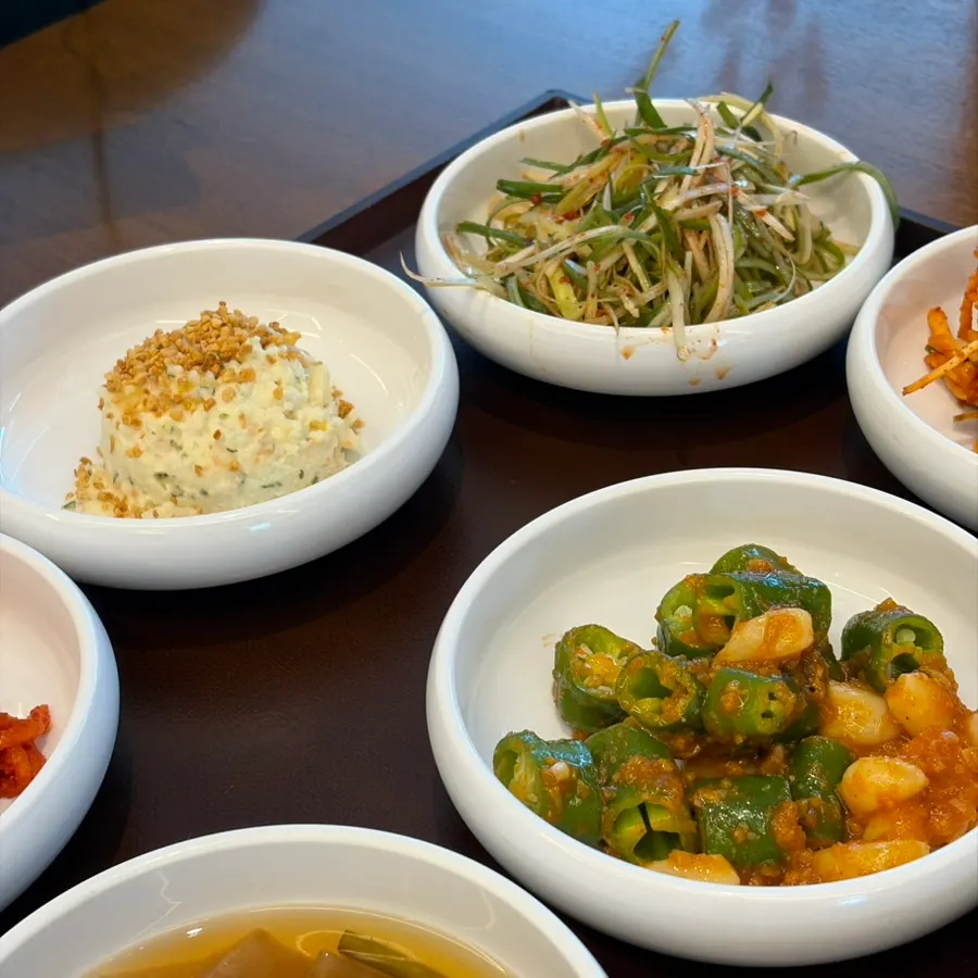 Basic side dishes including namul and pajeori