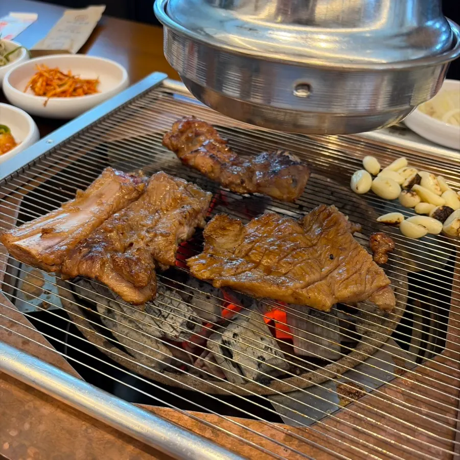 Seasoned ribs on the grill